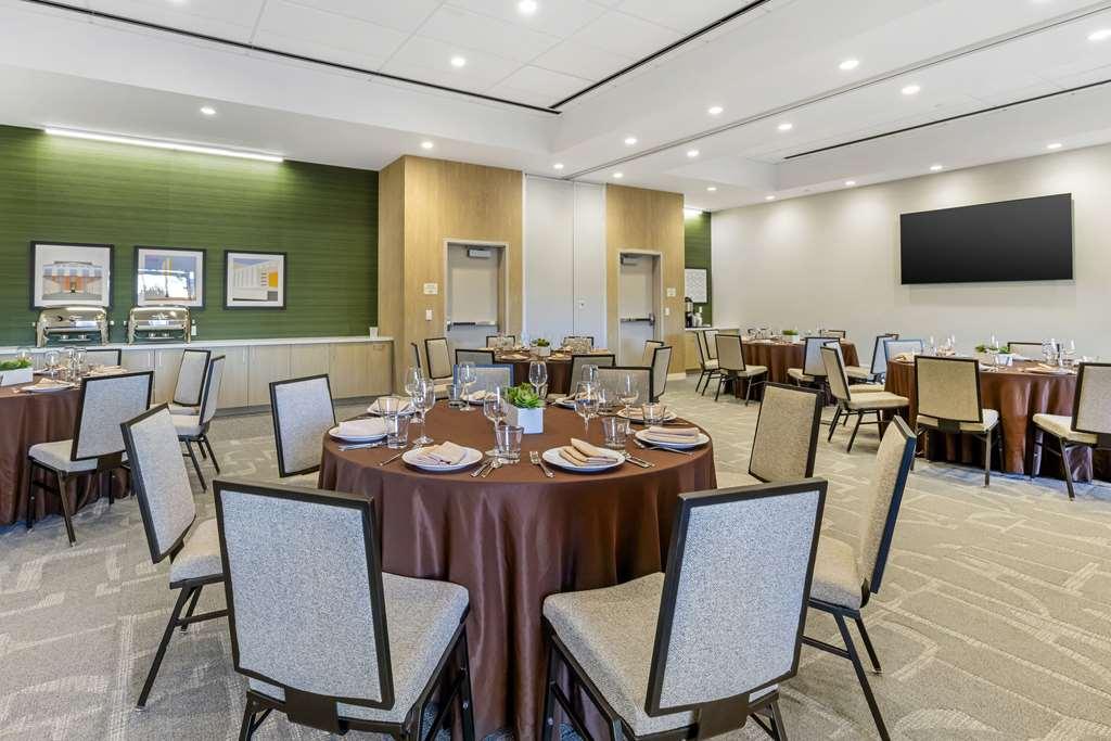 Cambria Hotel Burbank Airport Съоръжения снимка