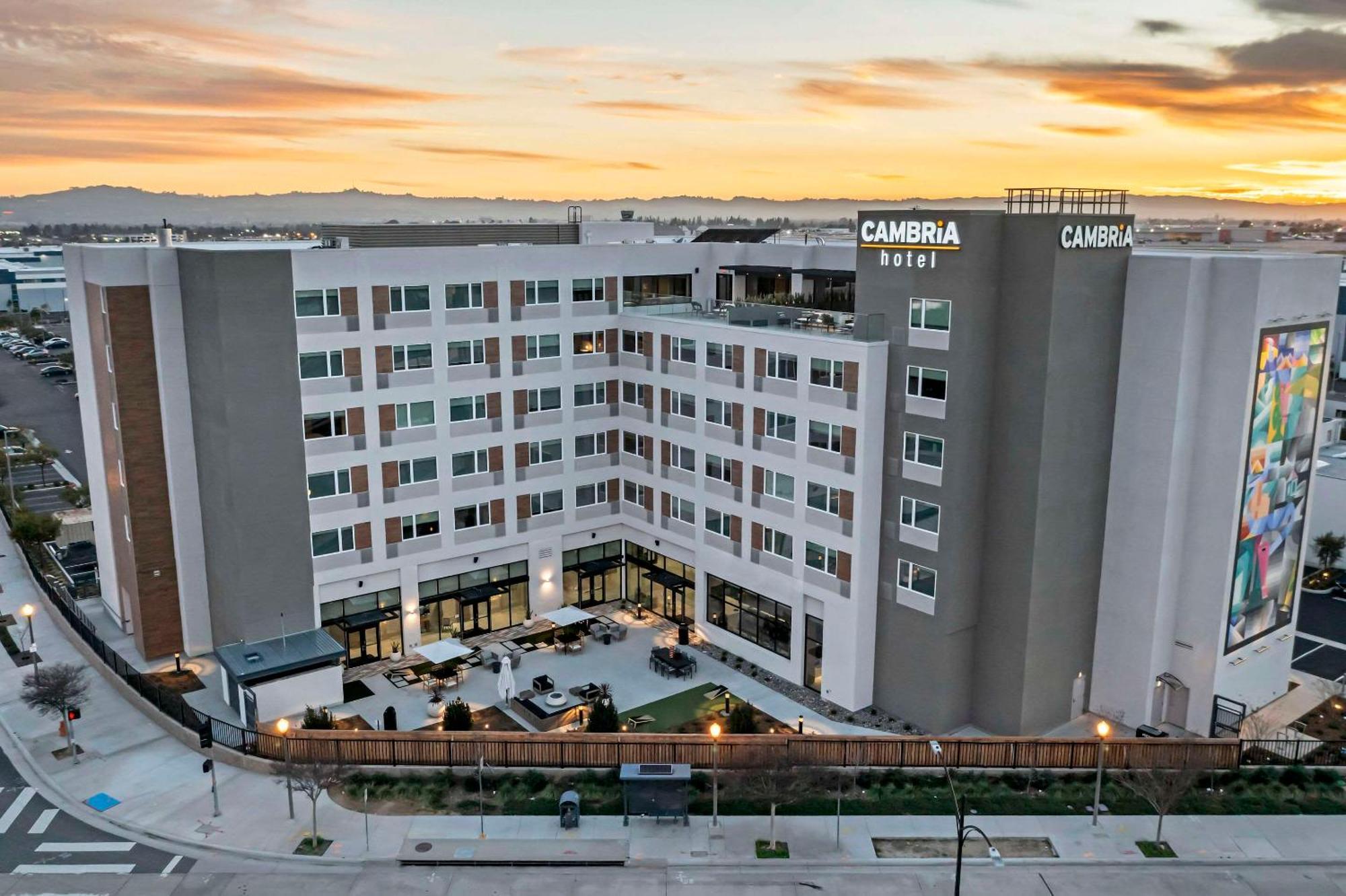 Cambria Hotel Burbank Airport Екстериор снимка